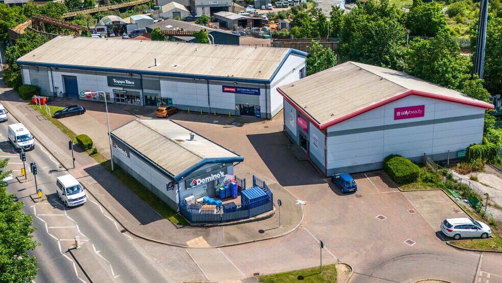 Units 1-5 Mill Way Trading Estate cartera de 4 inmuebles en venta en LoopNet.es - Foto del edificio - Imagen 2 de 14