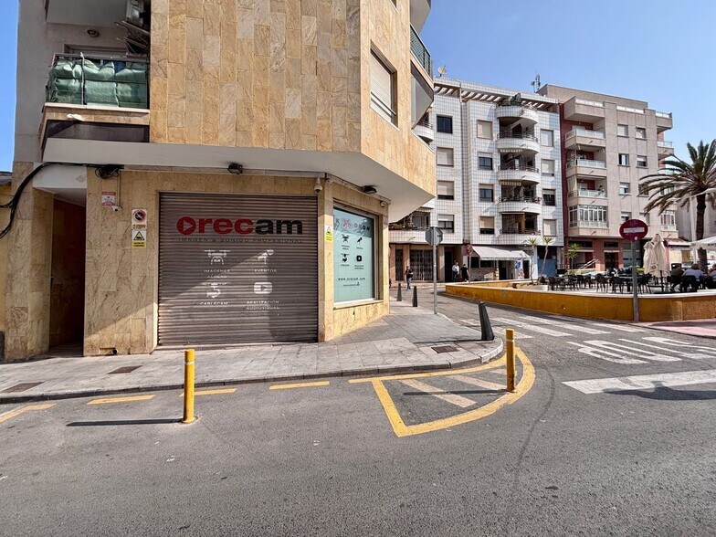Local en Torrevieja en venta - Foto del edificio - Imagen 2 de 15