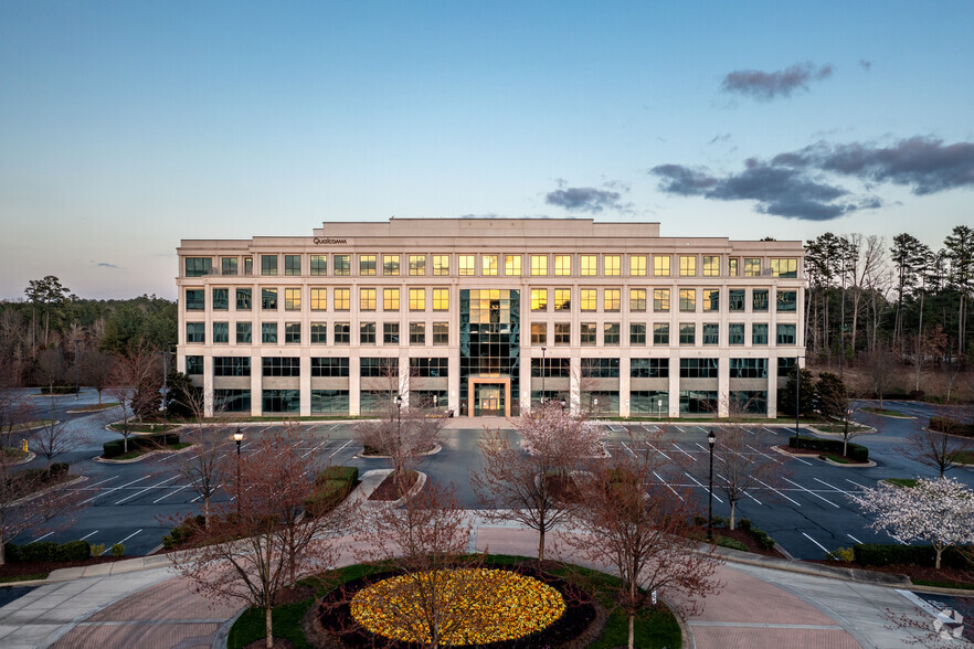 8045 Arco Corporate Dr, Raleigh, NC en alquiler - Foto del edificio - Imagen 3 de 20