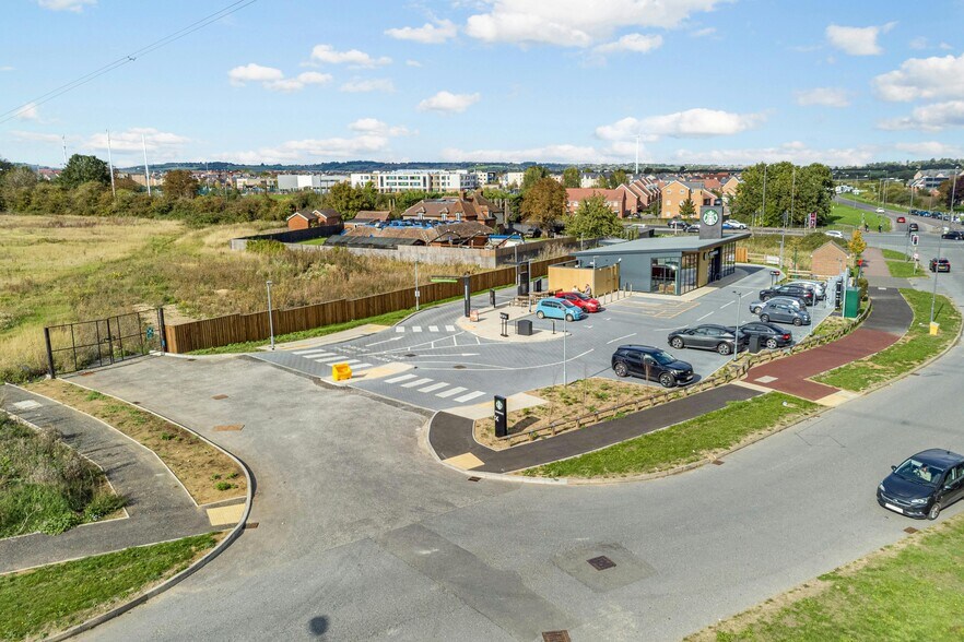 100 Sir Henry Lee Crescent, Aylesbury en venta - Foto del edificio - Imagen 2 de 15