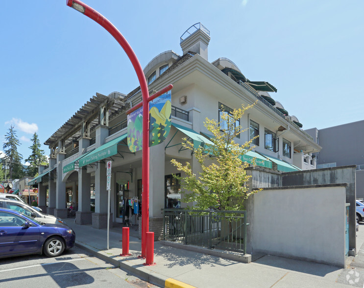 3065-3069 Edgemont Blvd, North Vancouver, BC en venta - Foto del edificio - Imagen 3 de 4