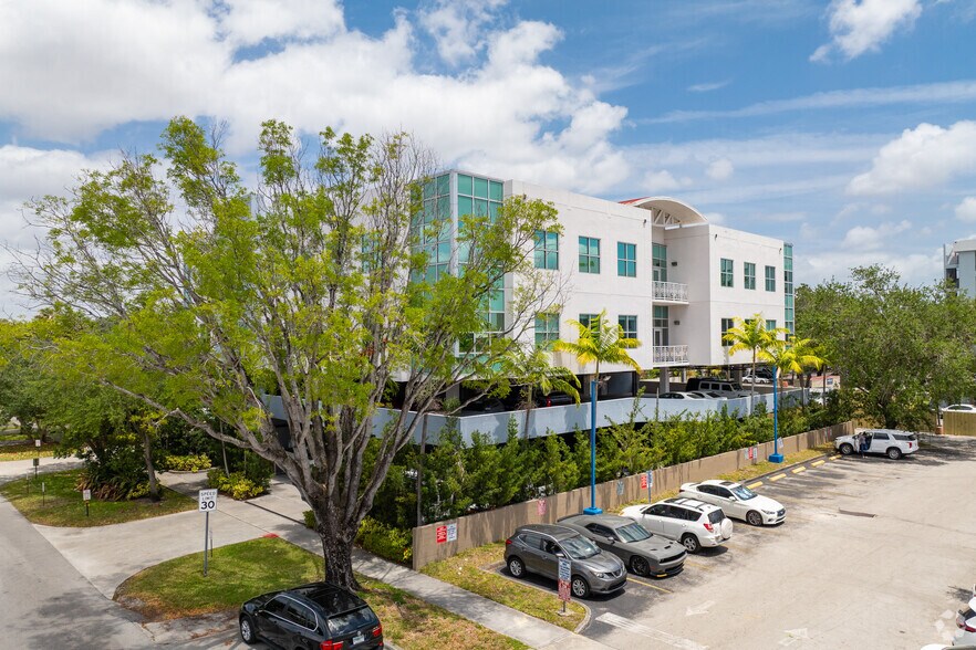 657 South Dr, Miami Springs, FL en alquiler - Foto del edificio - Imagen 2 de 27