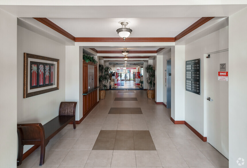 5599 S University Dr, Davie, FL en venta - Lobby - Imagen 2 de 19