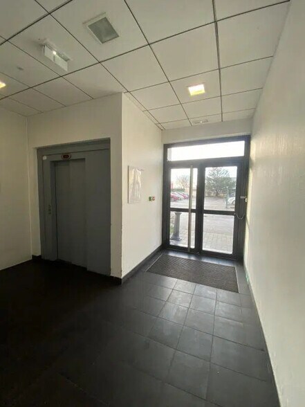 62 Avenue Du Progrès, Chassieu en alquiler - Vestíbulo - Imagen 2 de 6