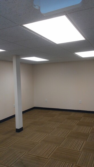 5810 W Gate City Blvd, Greensboro, NC en alquiler - Foto del interior - Imagen 2 de 13