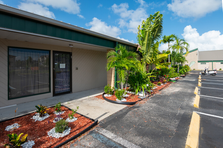 2150 Collier Ave, Fort Myers, FL en venta - Foto del edificio - Imagen 2 de 11