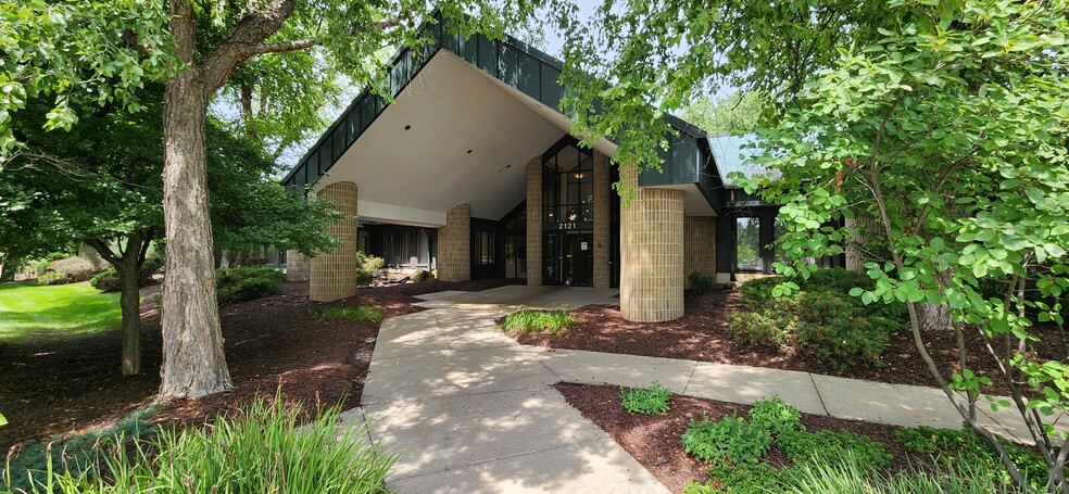 2121 University Park Dr, Okemos, MI en alquiler - Foto del edificio - Imagen 1 de 14