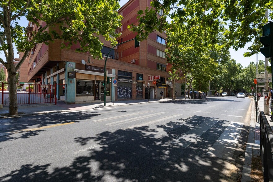 Local en Granada en venta - Foto del edificio - Imagen 3 de 36