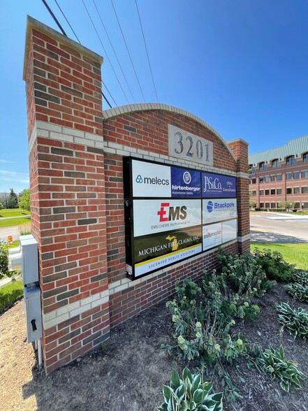 3201 University Dr, Auburn Hills, MI en alquiler - Foto del edificio - Imagen 3 de 4