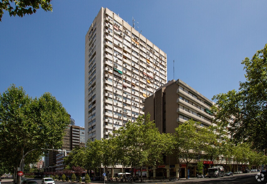 Edificio residencial en Madrid, Madrid en venta - Foto del edificio - Imagen 1 de 1