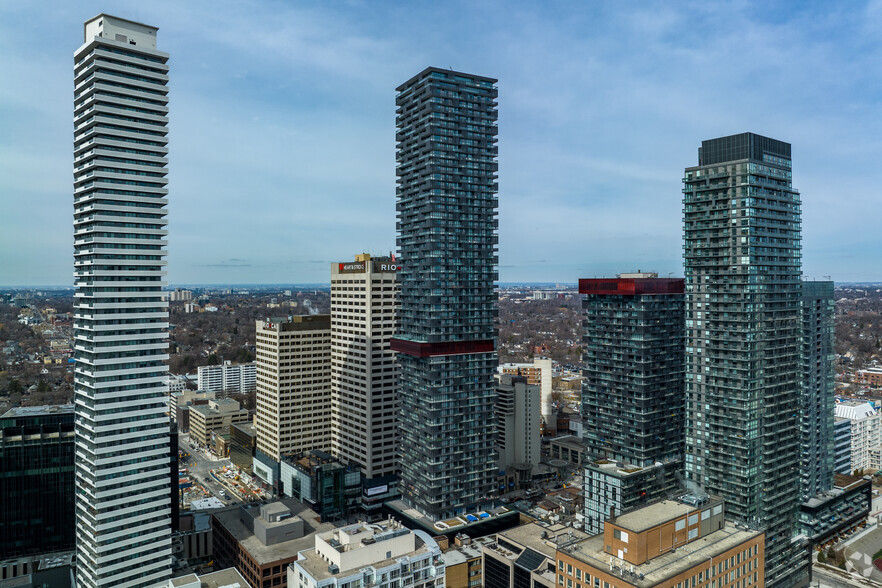 2 Eglinton Av E, Toronto, ON en alquiler - Foto del edificio - Imagen 2 de 6