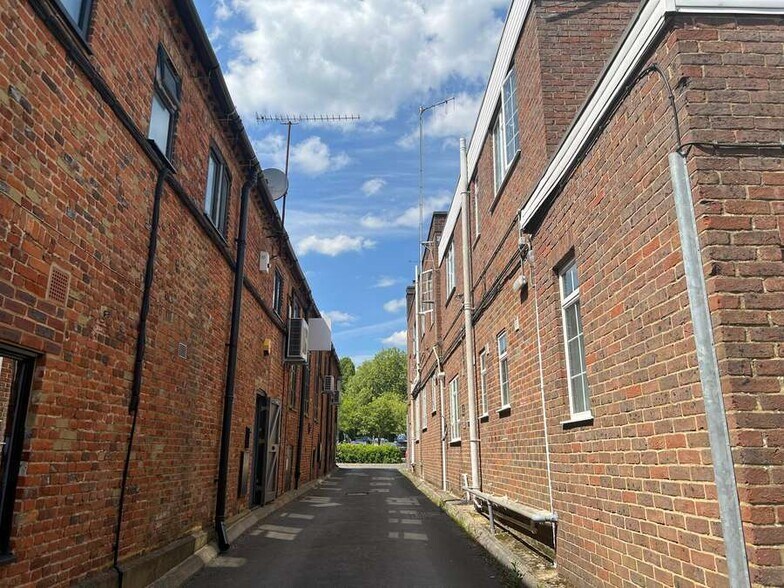 1 Lion & Lamb Way, Farnham en venta - Foto del edificio - Imagen 3 de 4