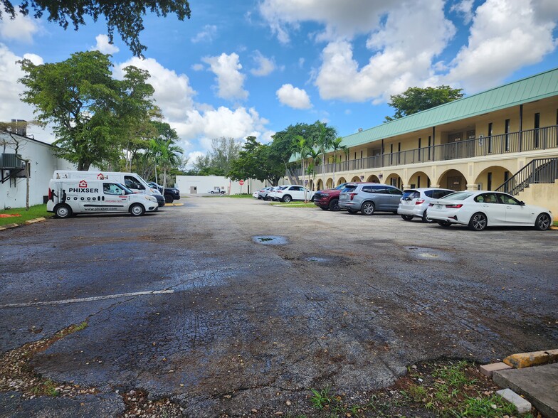 15271 NW 60th Ave, Miami Lakes, FL en alquiler - Foto del edificio - Imagen 3 de 19