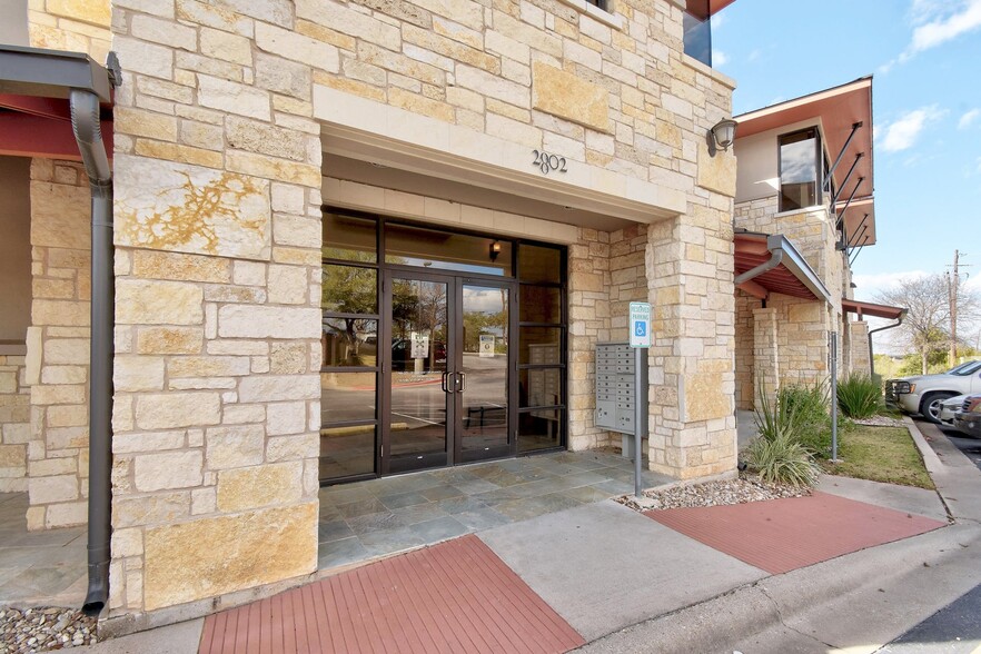 2802 Flintrock Trce, Austin, TX en alquiler - Foto del edificio - Imagen 2 de 41