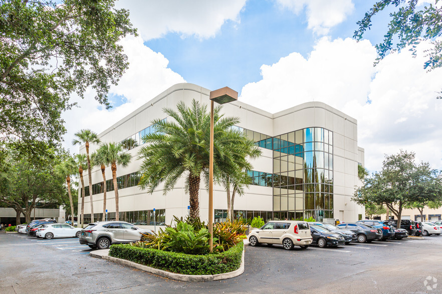 14361 Commerce Way, Miami Lakes, FL en alquiler - Foto del edificio - Imagen 1 de 18