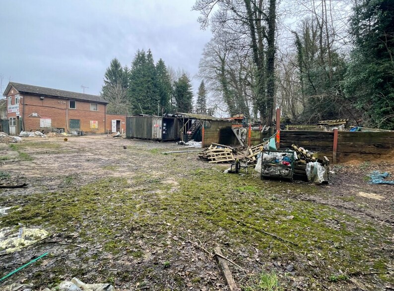 64 Holmer Green Rd, Hazlemere en venta - Foto del edificio - Imagen 3 de 4