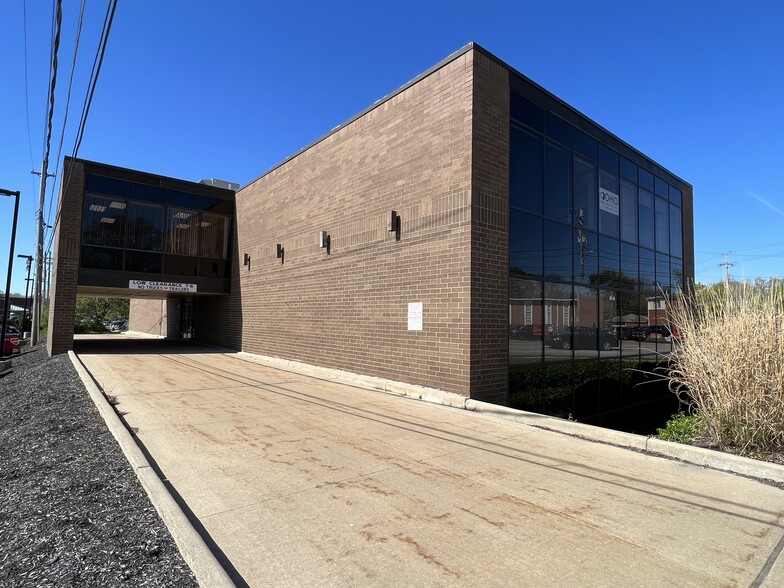 21245 Lorain Rd, Fairview Park, OH en alquiler - Foto del edificio - Imagen 2 de 16