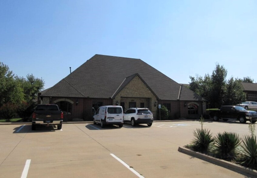 12308 Hidden Forest Blvd, Oklahoma City, OK en venta - Foto del edificio - Imagen 2 de 11