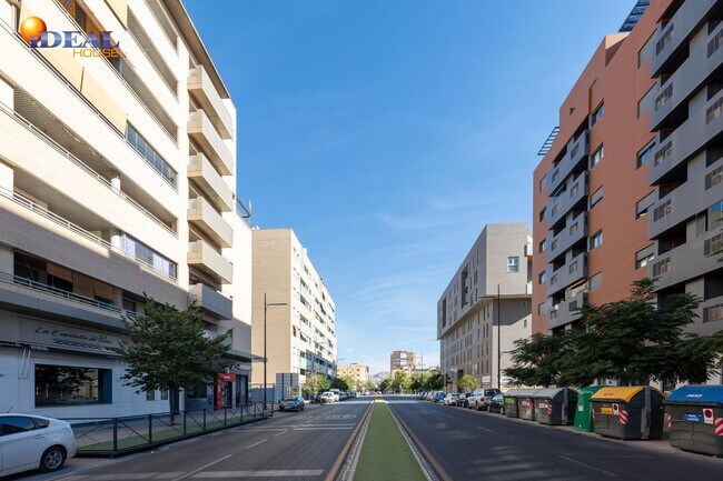 Más detalles de Plaza Catedrática Asunción Linares, 1, Granada - Local en venta