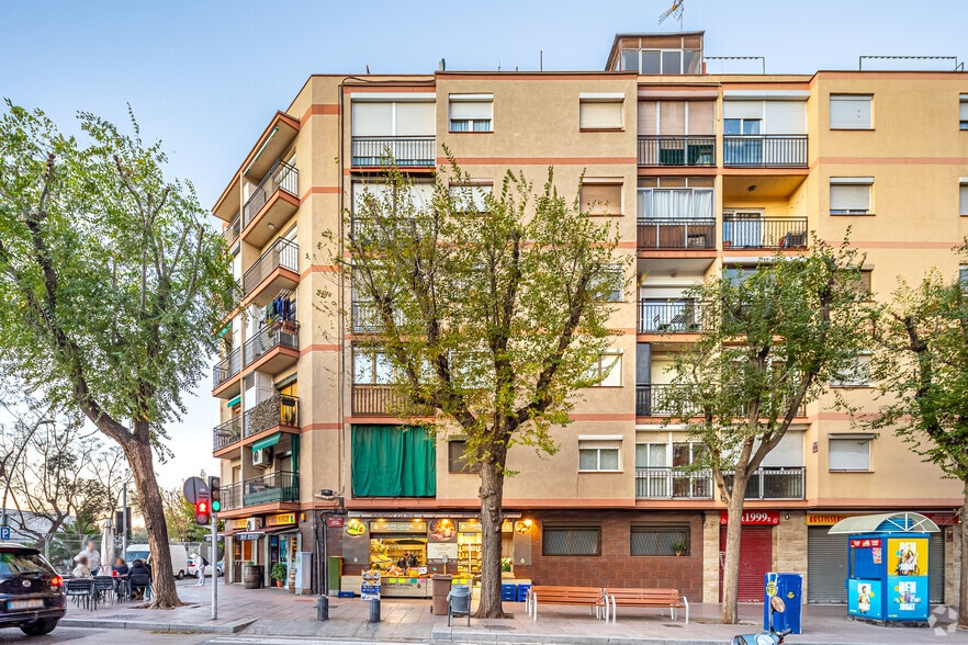Edificio residencial en Santa Coloma de Gramenet, Barcelona en venta - Foto del edificio - Imagen 2 de 2