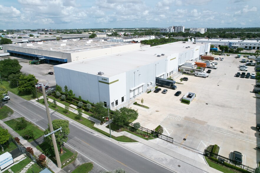 3042 NW 73rd St, Miami, FL en alquiler - Foto del edificio - Imagen 1 de 26