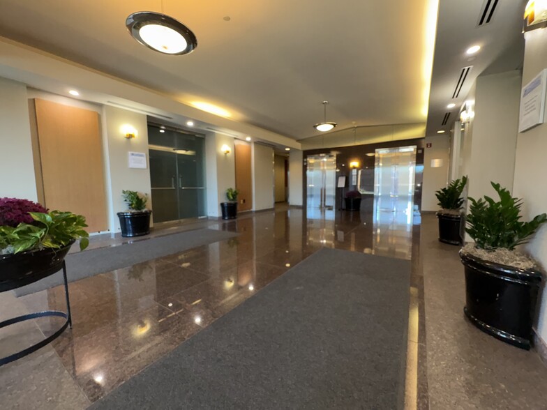 4031 University Dr, Fairfax, VA en alquiler - Lobby - Imagen 2 de 6