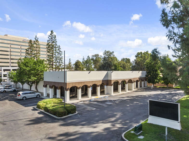 21725 Erwin St, Woodland Hills, CA en venta - Foto del edificio - Imagen 1 de 19