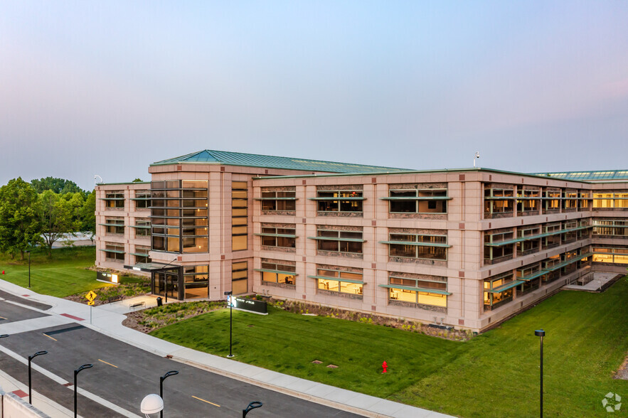 2000 Center Dr, Hoffman Estates, IL en alquiler - Foto del edificio - Imagen 1 de 39