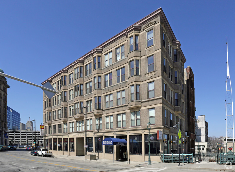 106-108 W Wells St, Milwaukee, WI en venta - Foto principal - Imagen 1 de 9