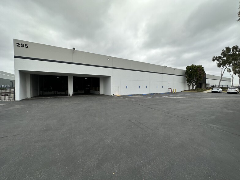 255 W Manville St, Compton, CA en alquiler - Foto del edificio - Imagen 1 de 23