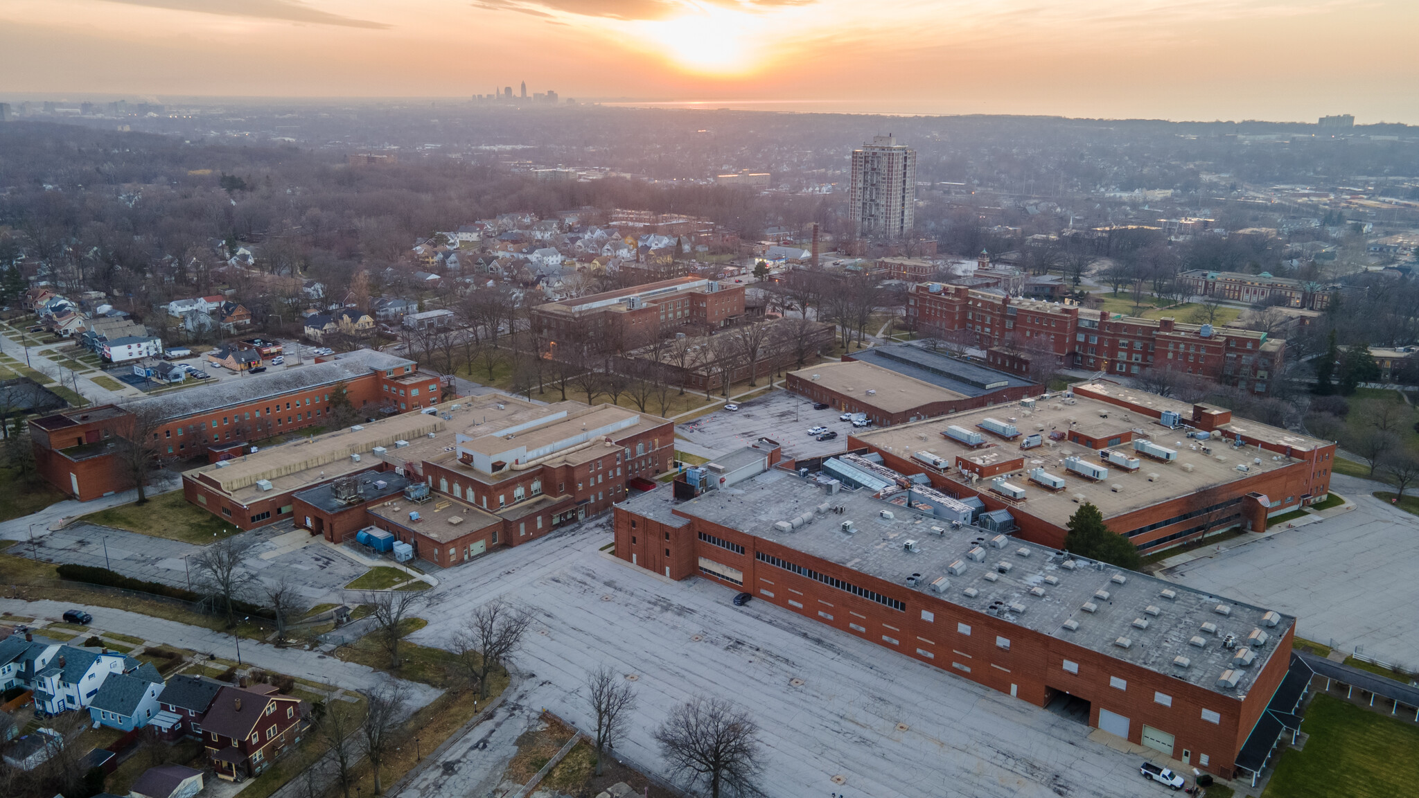 1975 Noble Rd, East Cleveland, OH en alquiler Foto del edificio- Imagen 1 de 29