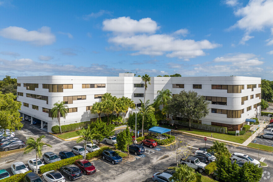 9050 Pines Blvd, Pembroke Pines, FL en alquiler - Foto del edificio - Imagen 3 de 21