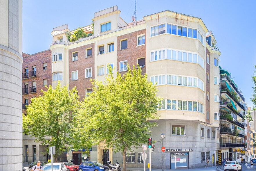 Edificio residencial en Madrid, Madrid en venta - Foto del edificio - Imagen 2 de 2