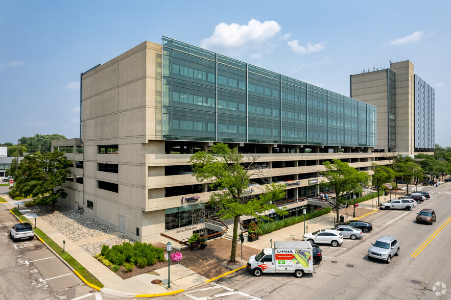 555 S Old Woodward Ave, Birmingham, MI en alquiler - Foto del edificio - Imagen 2 de 8