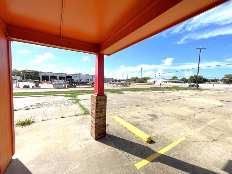 423 W Plantation Dr, Clute, TX en venta - Foto del edificio - Imagen 3 de 17