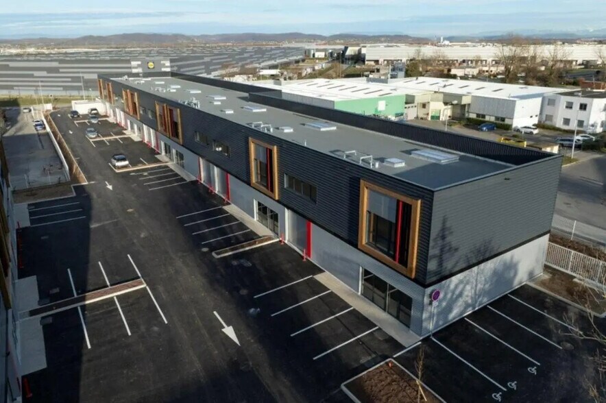 10-14 Rue De Bretagne, Saint-Quentin-Fallavier en alquiler - Foto del edificio - Imagen 3 de 15