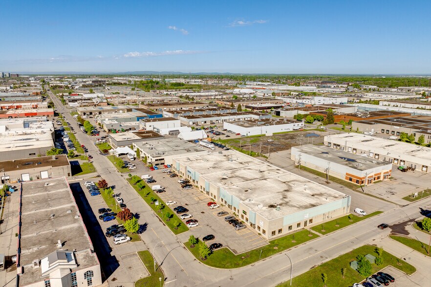 901-937 Rue Michelin, Laval, QC en alquiler - Foto del edificio - Imagen 2 de 8