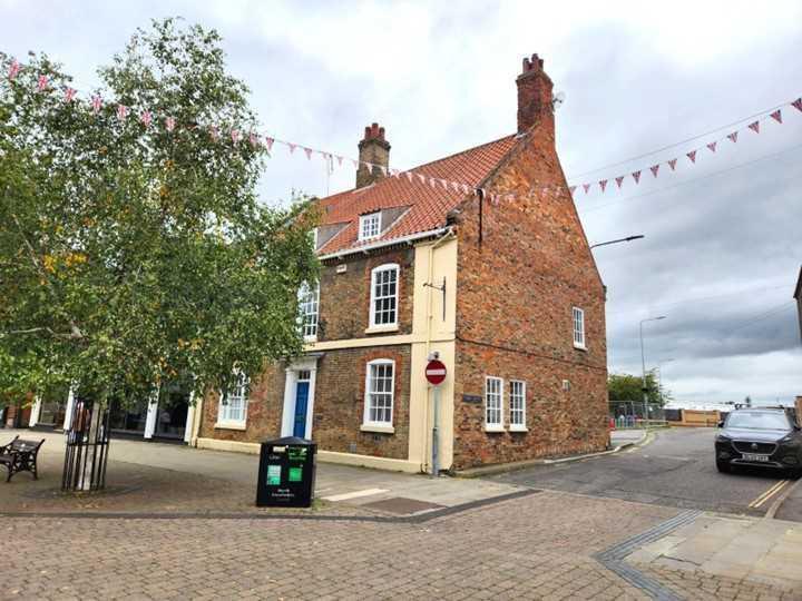 5 Market Pl, Brigg en alquiler - Foto del edificio - Imagen 1 de 9