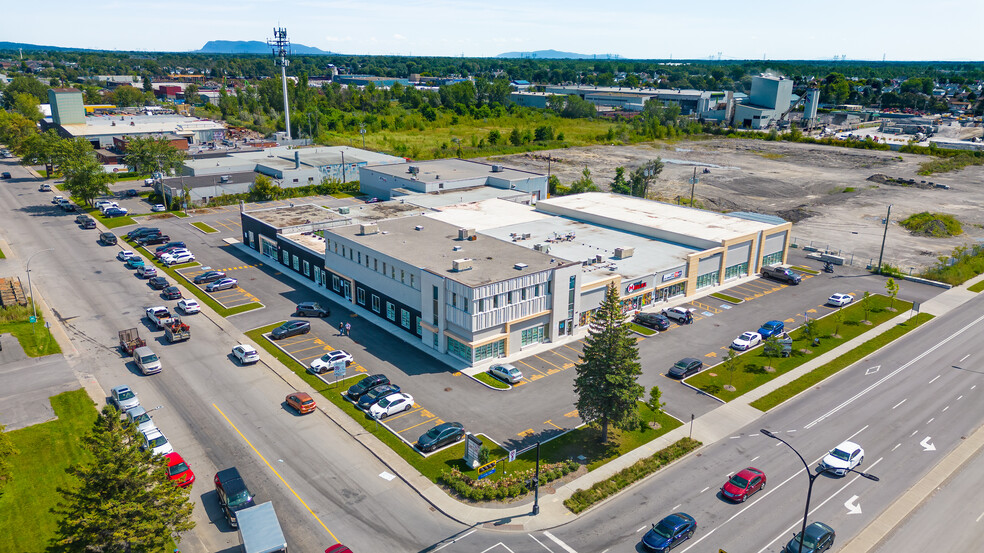 6450 Grande Allée, Saint-hubert, QC en alquiler - Foto del edificio - Imagen 3 de 7