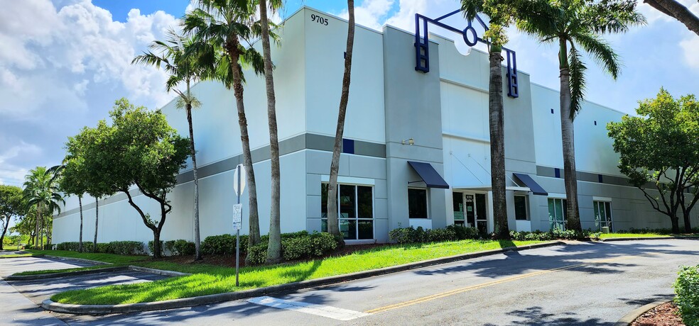 9705 NW 108th Ave, Medley, FL en alquiler - Foto del edificio - Imagen 1 de 3