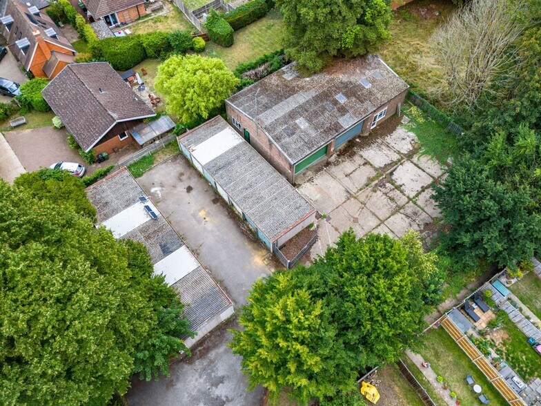 40-42 St. Martins Close, East Horsley en venta - Vista aérea - Imagen 3 de 7