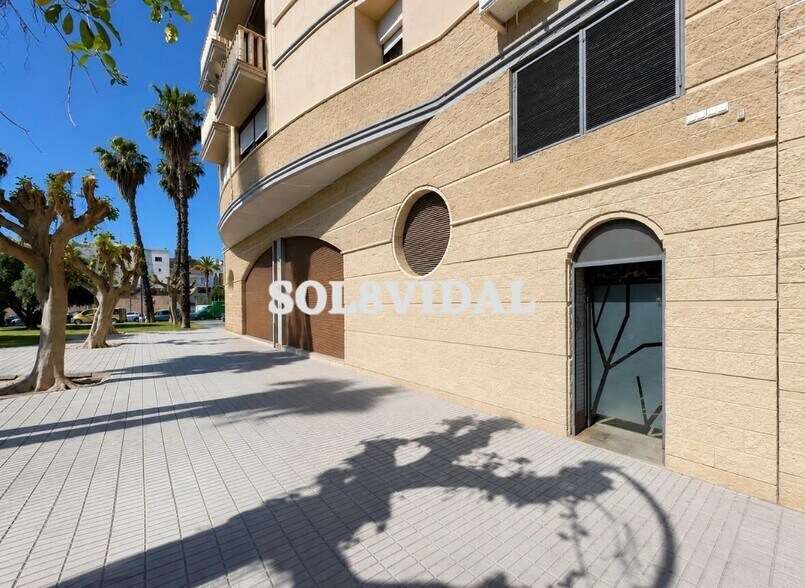 Local en Orihuela, Alicante en alquiler - Foto del edificio - Imagen 2 de 13