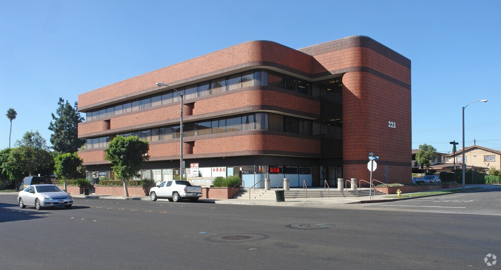 223 N Garfield Ave, Monterey Park, CA en alquiler - Foto del edificio - Imagen 2 de 8