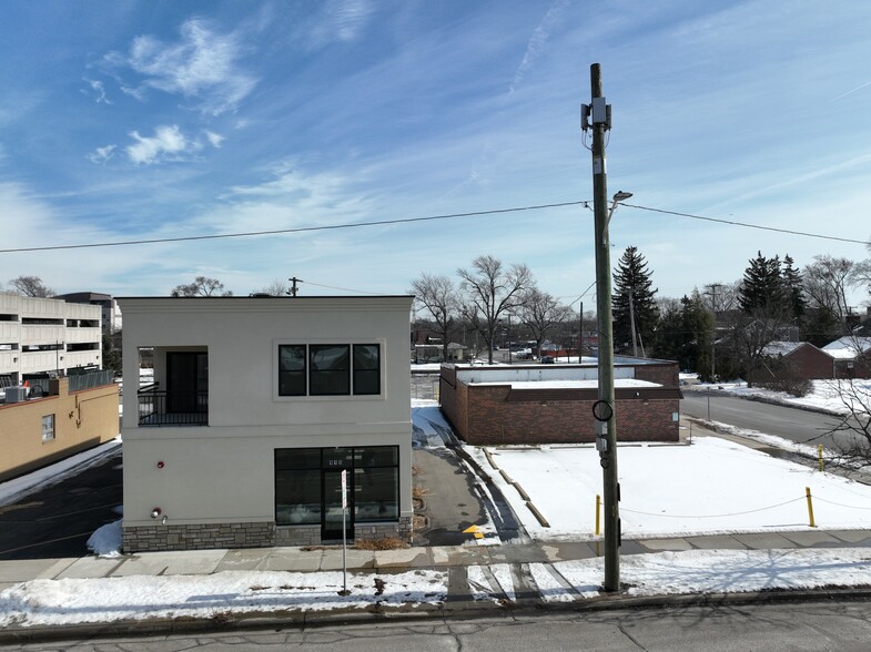 915 S Washington Ave, Royal Oak, MI en venta - Foto del edificio - Imagen 2 de 7