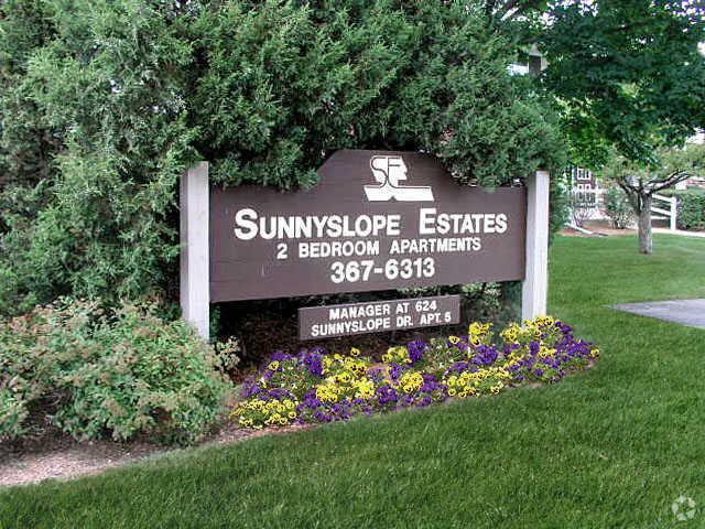 624 Sunnyslope Dr, Hartland, WI en venta - Foto del edificio - Imagen 2 de 31