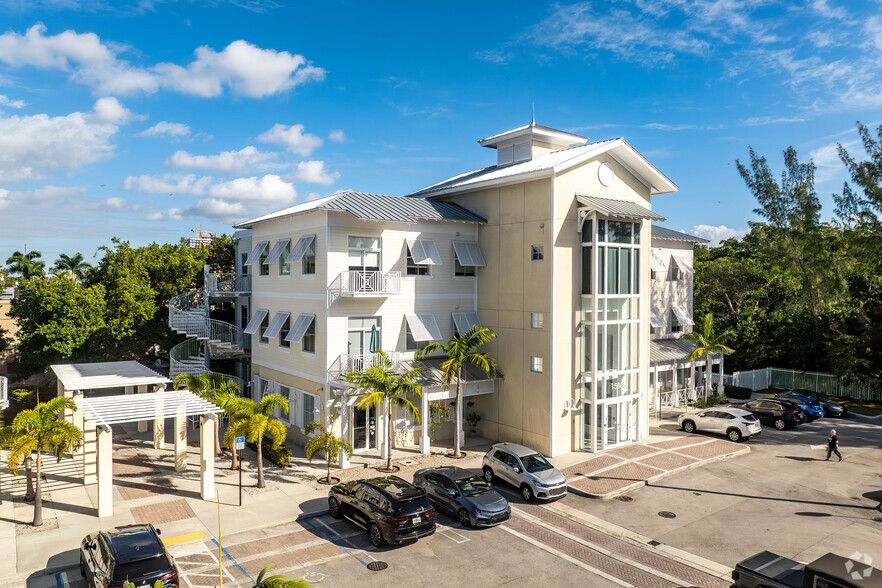 15801 Biscayne Blvd, North Miami Beach, FL en alquiler - Foto del edificio - Imagen 2 de 19