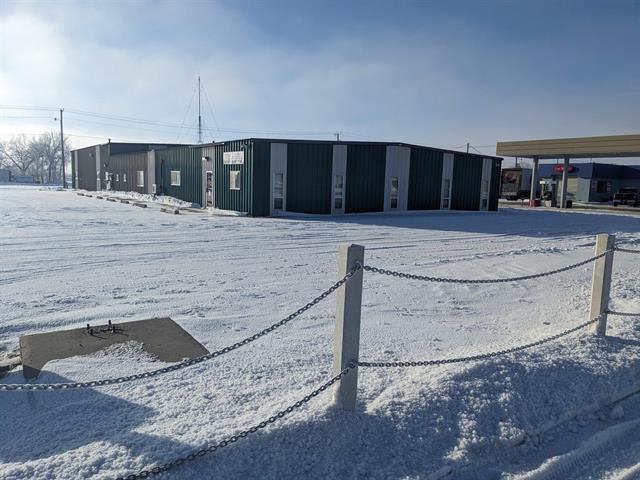 102 11th St E, Bottineau, ND en venta - Foto principal - Imagen 1 de 32