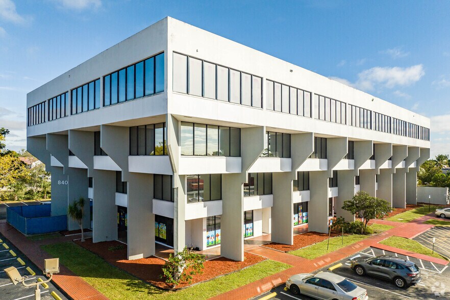 840 SW 81st Ave, North Lauderdale, FL en venta - Foto del edificio - Imagen 1 de 22