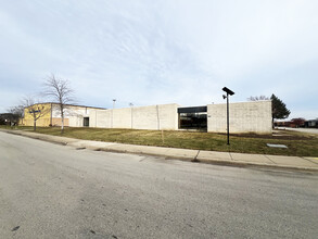 875 Lively Blvd, Elk Grove Village, IL en alquiler Foto del edificio- Imagen 1 de 5