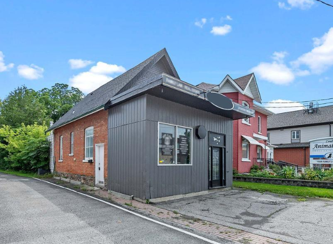 60 Lindsay St S, Kawartha Lakes, ON en venta - Foto del edificio - Imagen 2 de 11